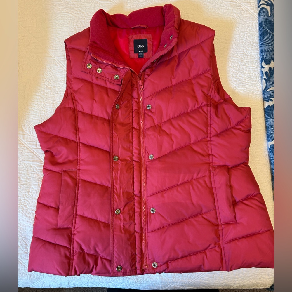 Gently Worn GAP Pink Puffy Vest XL  Double Front Closure. Smoke Free Environment